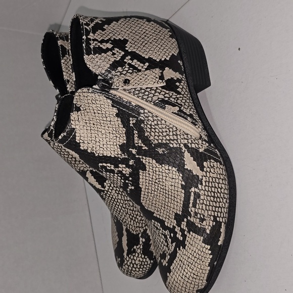 Arizona Jean Co. Galen Ankle Booties Memory Foam Snake Animal Print Size 9.5 - Picture 4 of 16